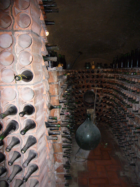 0642_Ancient_cistern_cellar